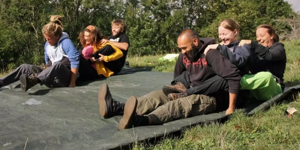 Menschen bei Teamübungen während der Erlebnispädagogik Ausbildung