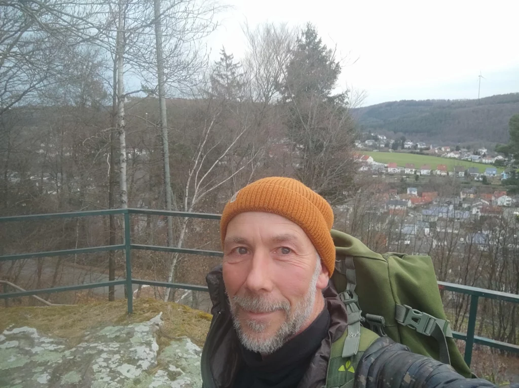 Dirk auf einem Felsen in der Pfalz