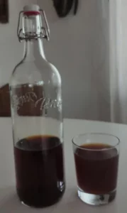 Chaga Tee im Glas und einer Flasche