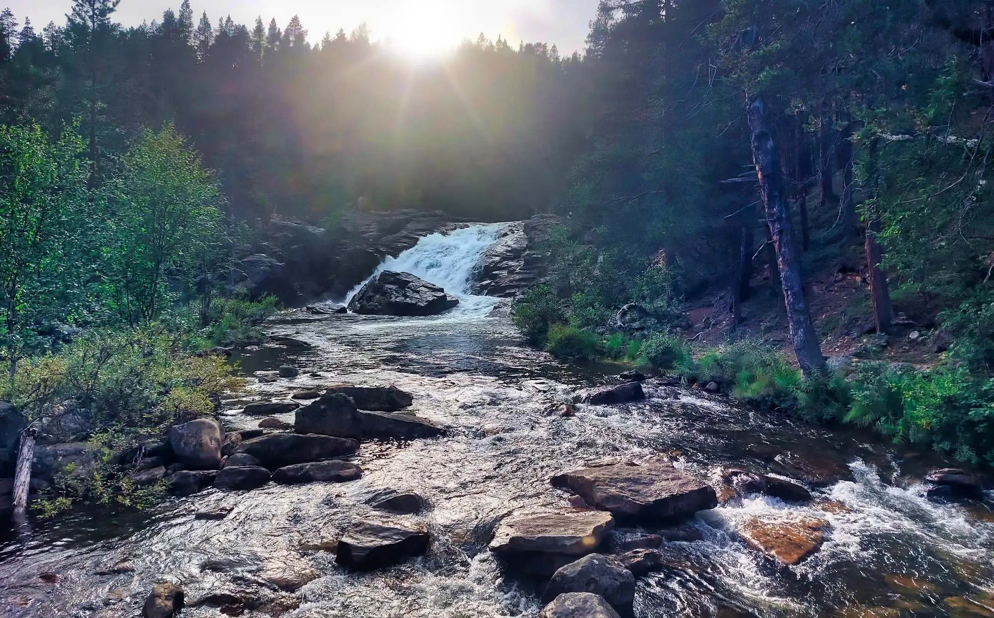 Der beliebteste Wasserfall im Lemmenjoki Nationalpark in Lappland Finnland im Gegenlicht.