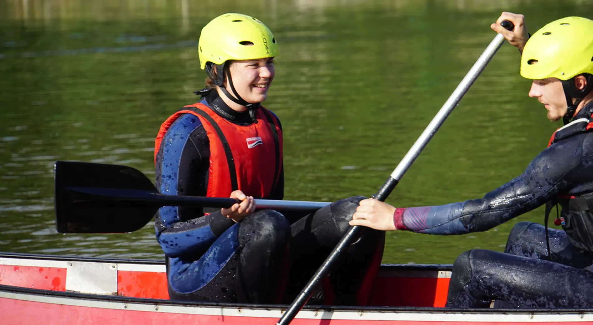 Menschen lachen im Boot