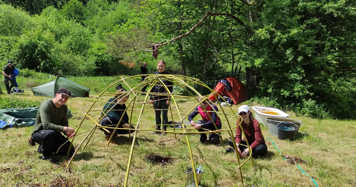 Menschen bauen eine Schwitzhütte
