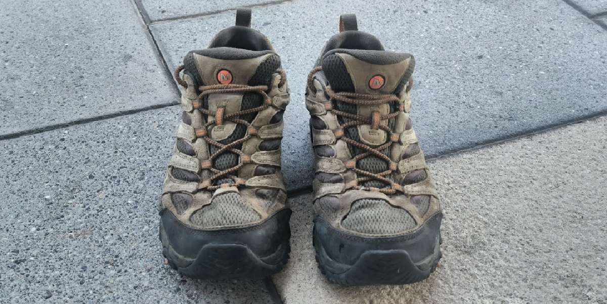 Beide Schuhe des Modells Merrel Moab 3 wide von vorne
